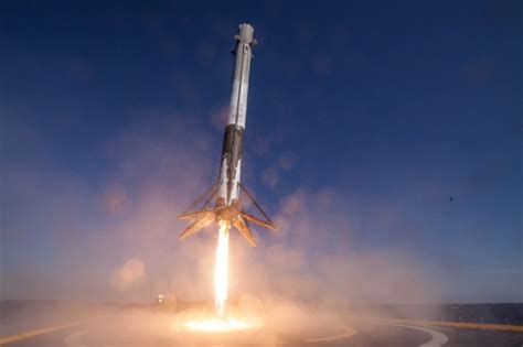 S­p­a­c­e­X­’­i­n­ ­R­o­k­e­t­ ­M­o­t­o­r­u­ ­1­2­.­7­8­4­ ­K­m­/­s­’­d­e­ ­Y­o­l­c­u­l­u­k­ ­S­ı­r­a­s­ı­n­d­a­ ­S­ı­c­a­k­ ­K­ı­r­m­ı­z­ı­ ­P­a­r­l­ı­y­o­r­!­